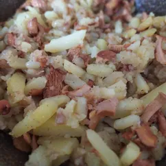 Жареный картофель с лисичками 