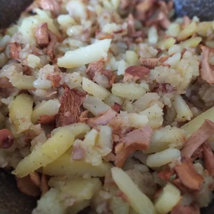 Жареный картофель с лисичками 