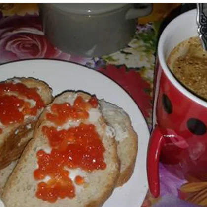 Завтрак бутерброды с икрой и кофе