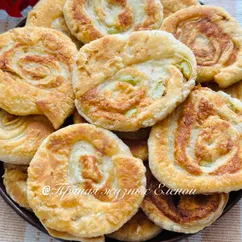 Мясные лепешки из слоеного теста на сковороде 