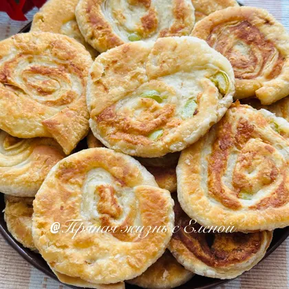 Мясные лепешки из слоеного теста на сковороде 