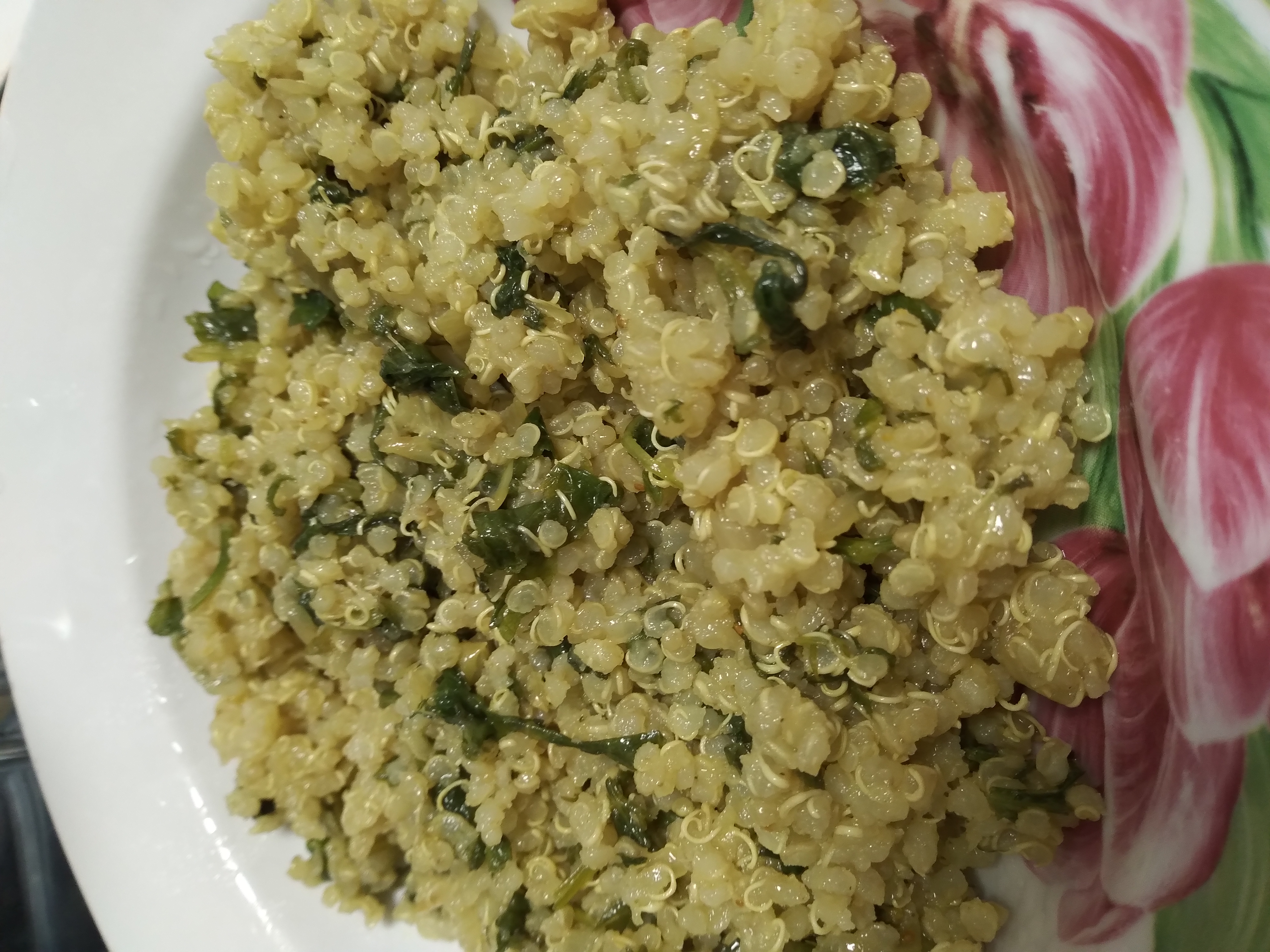 Киноа жареная со шпинатом и луком