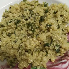 Киноа жареная со шпинатом и луком