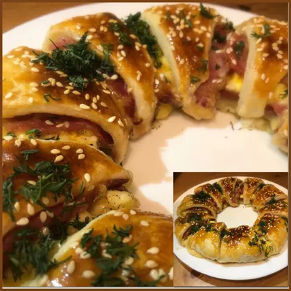 Пирог-венок с беконом, сыром и яйцом