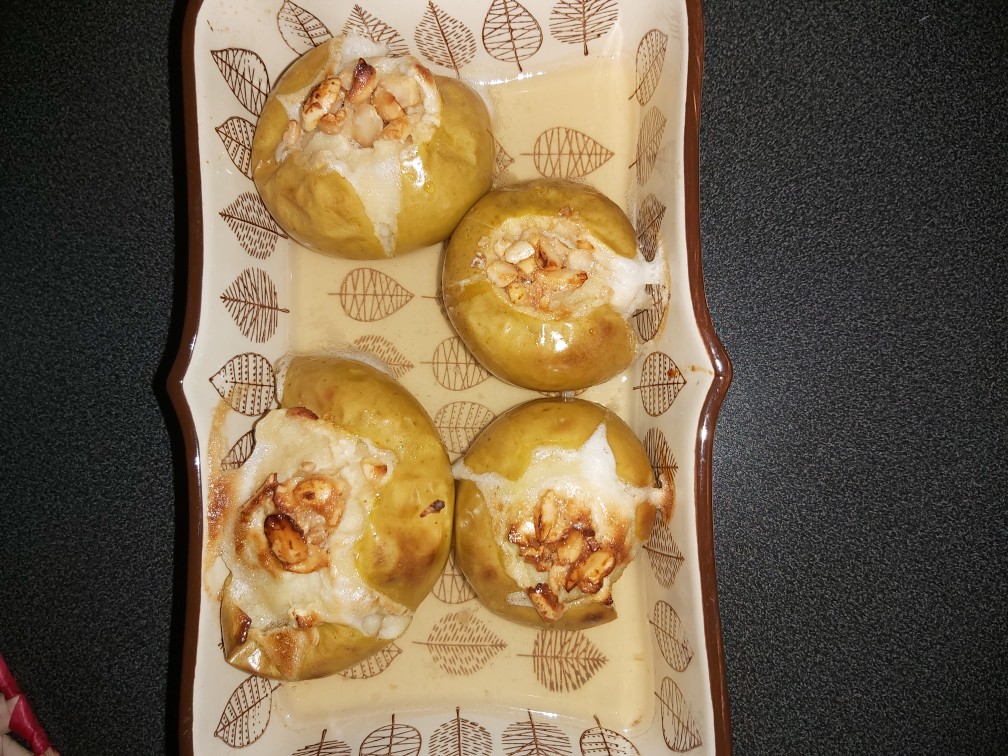 Рецепт печеных яблок с изюмом, орехами и медом | Меню недели
