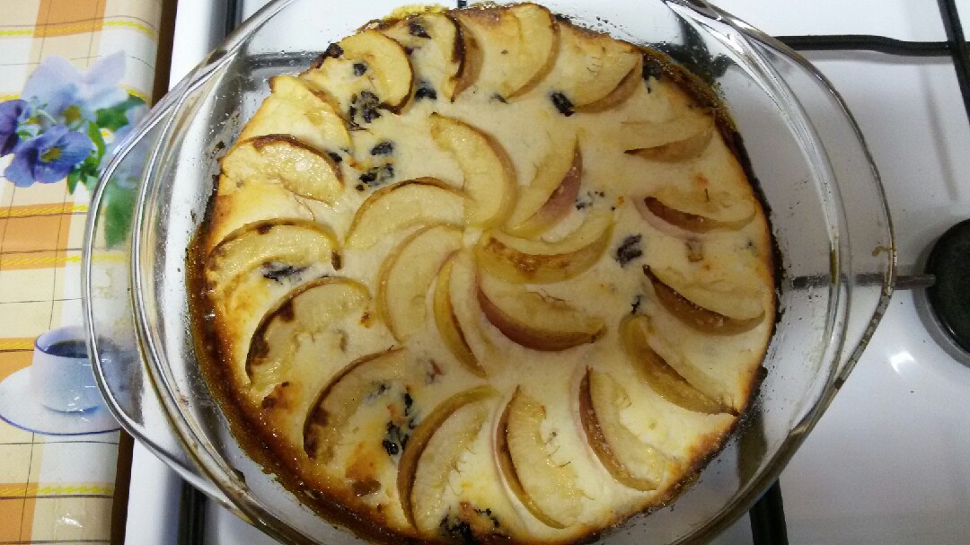 Творожная запеканка с изюмом и нектаринами