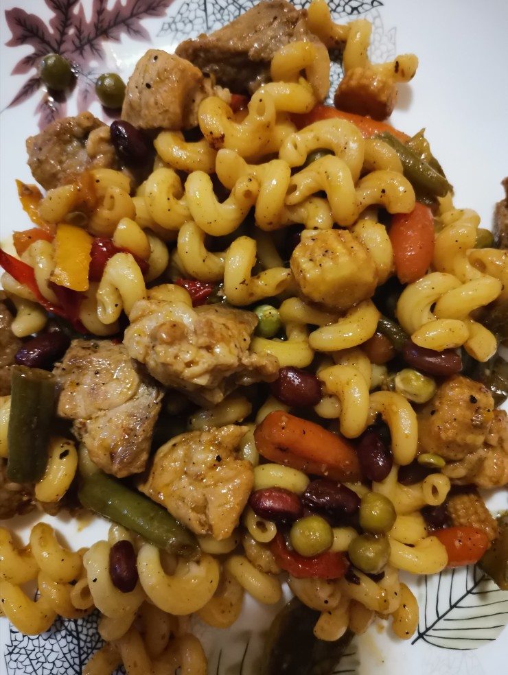 Мясо с овощами и макаронами