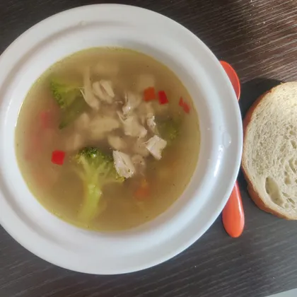 Куриный суп с брокколи. Рацион малыша 1 год 3 месяца