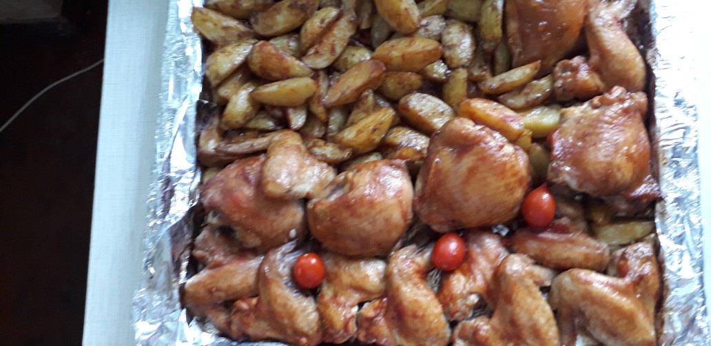 Курица и молодая картошка в духовом шкафу