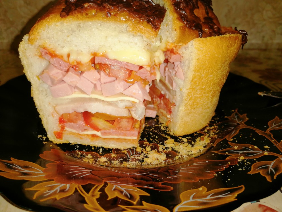 Фаршированный хлеб с сыром и колбасой - Лайфхакер