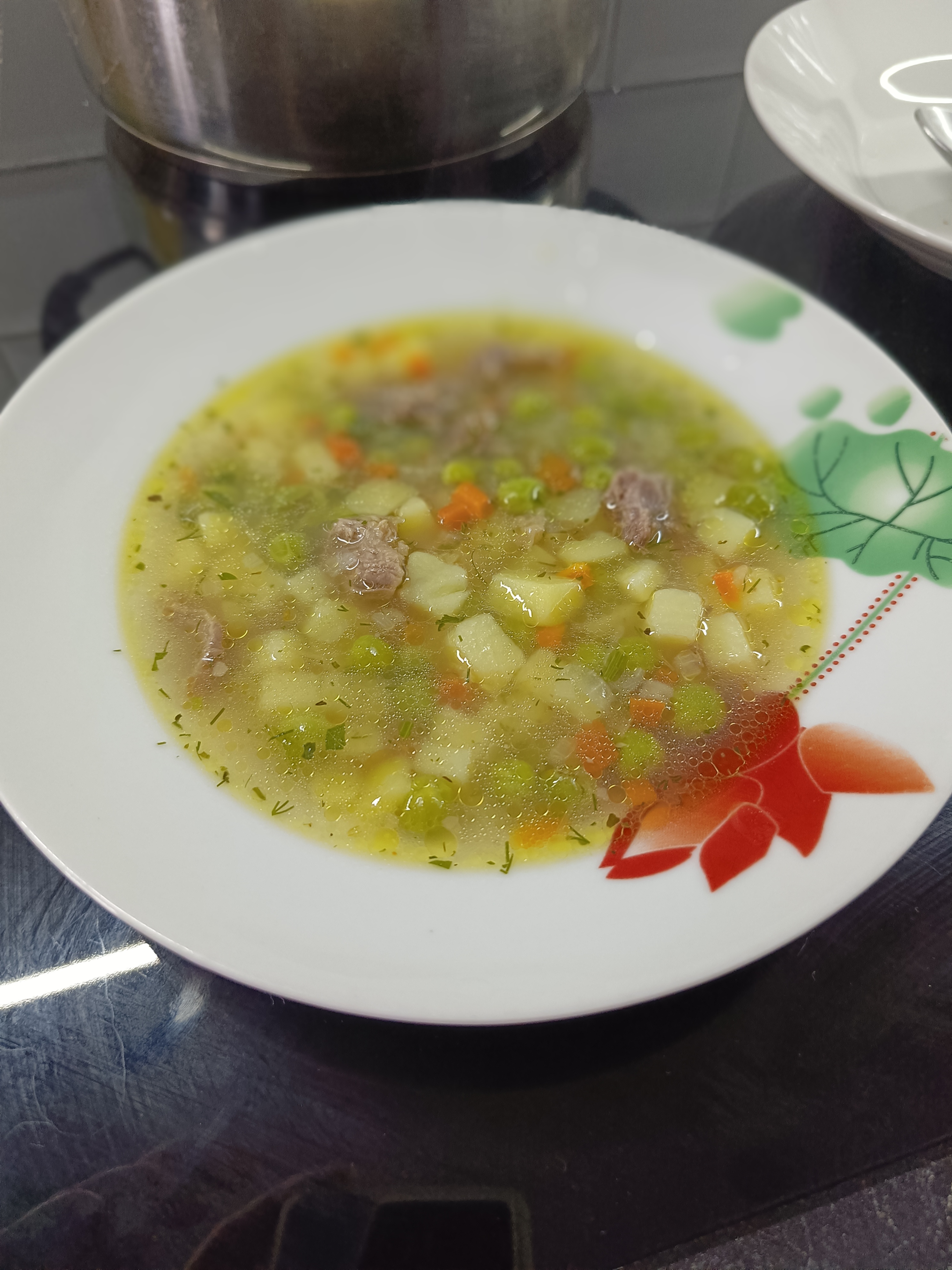 Суп с зеленым горошком на говяжьем бульоне