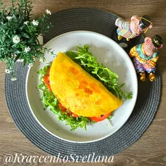 Тортилья с яйцом и колбасой