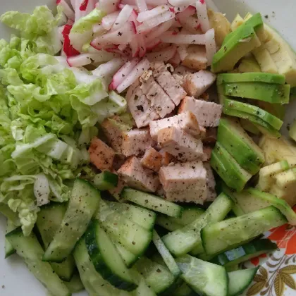 Пп-салат из овощей с авокадо и курицей