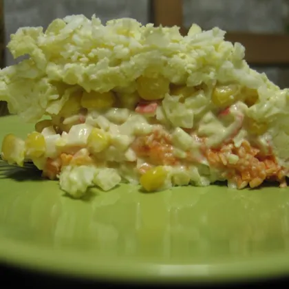 Слоеный салат из крабовых палочек