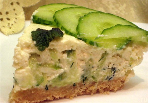 Закусочный сырный тортик со свежим огурцом и форелью
