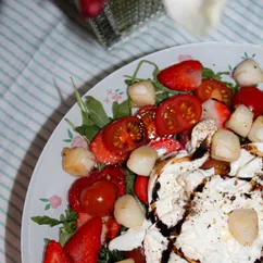 Салат с клубникой, гребешками и чесночным маслом 