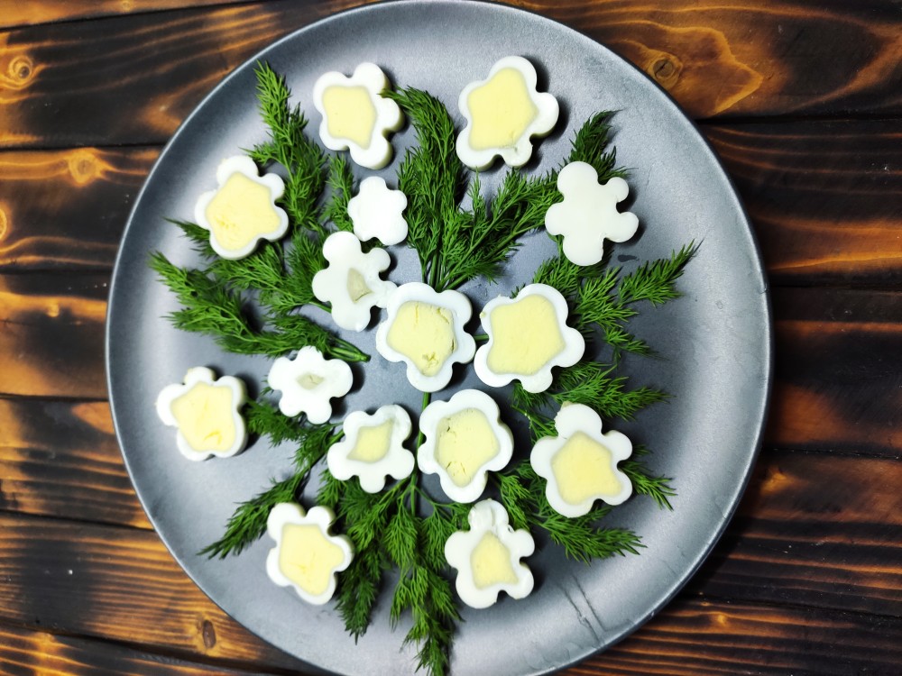 Цветы из яиц, украшения блюд на новый год - рецепт автора Оксана Кащеева