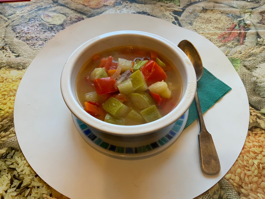 Суп-рагу из кабачков на говяжьем бульоне