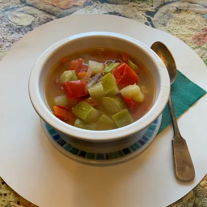 Суп-рагу из кабачков на говяжьем бульоне
