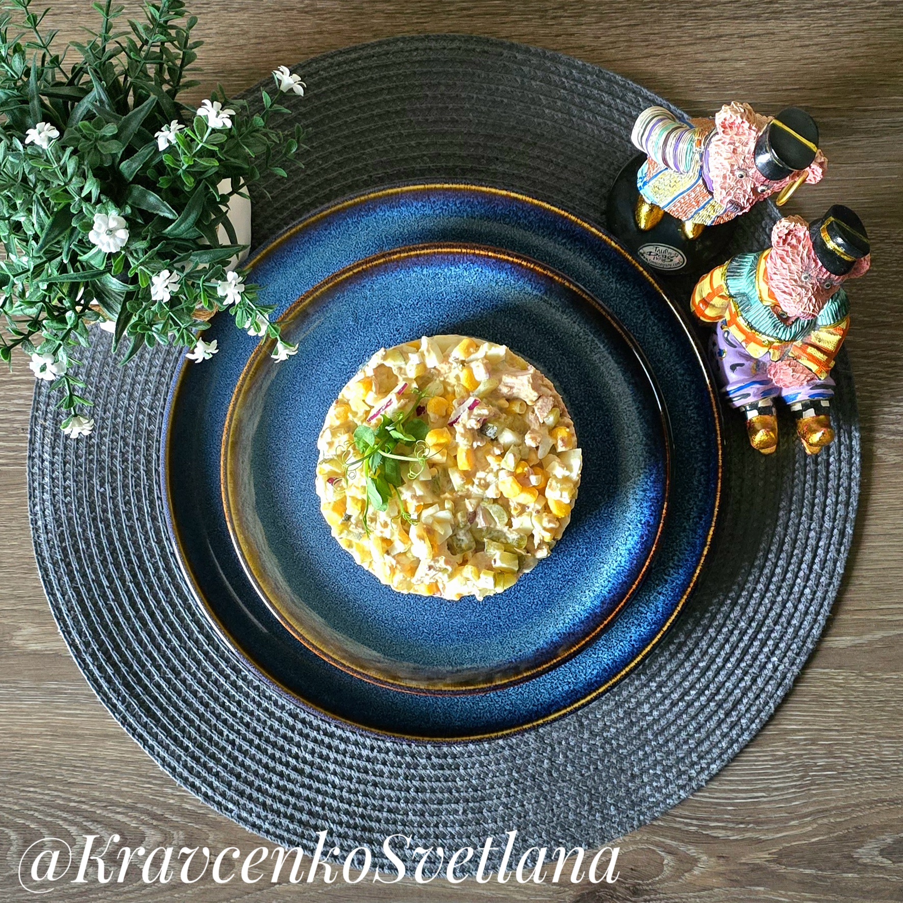 Салат с тунцом, кукурузой и маринованным огурцом