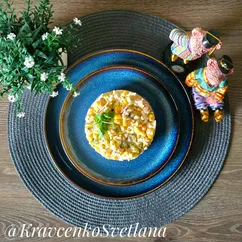 Салат с тунцом, кукурузой и маринованным огурцом