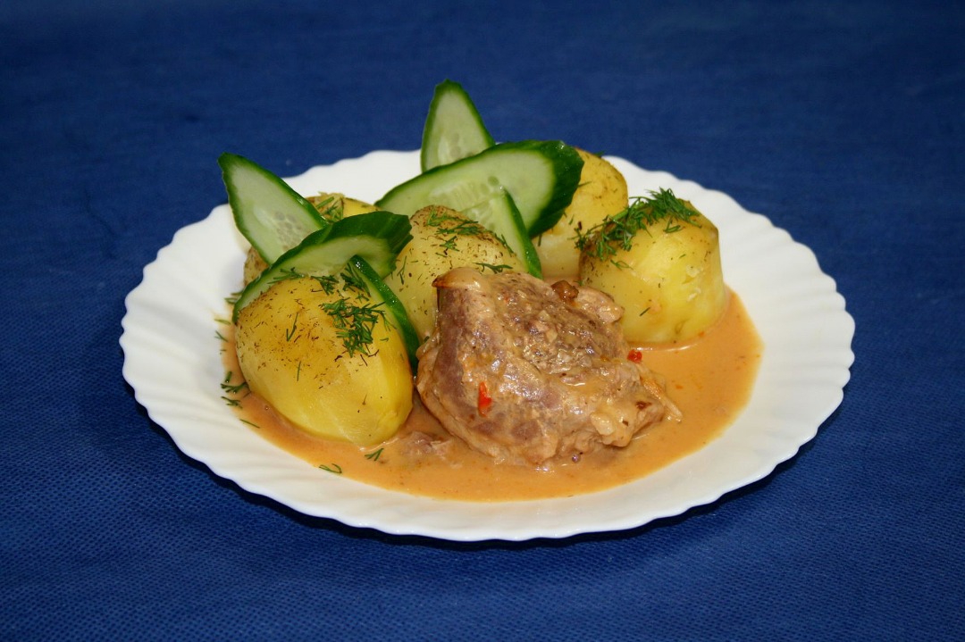 Мясо в соусе с черносливом и картофелем (2 в 1)