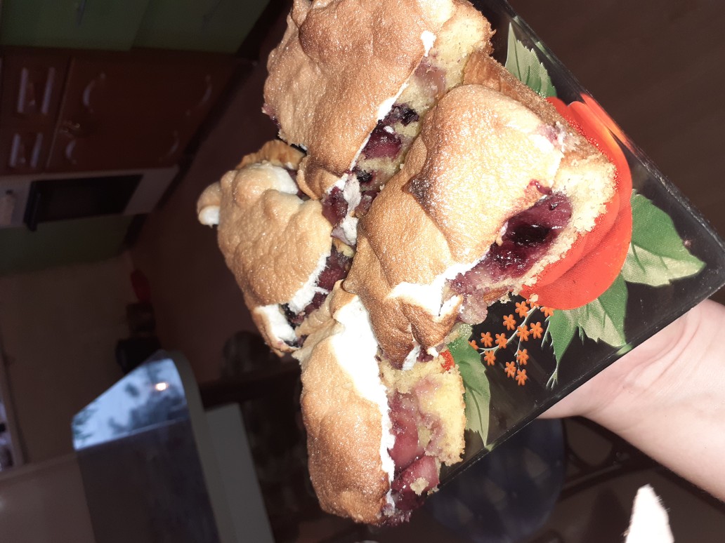 Шарлотка с яблоками и чёрной смородиной