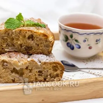 Медовый пирог с яблоками, орехами и корицей