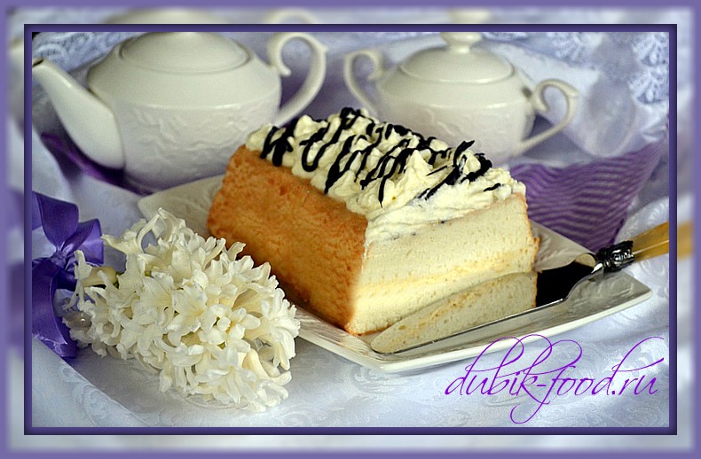 Бисквитный торт с клубникой и взбитыми сливками