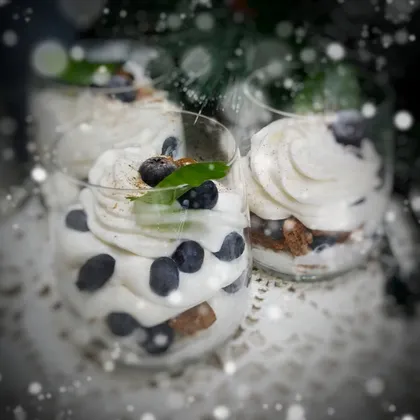 Новогодний десерт с имбирным печеньем и голубикой