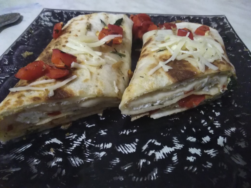 Яичный ролл с сыром и зеленью