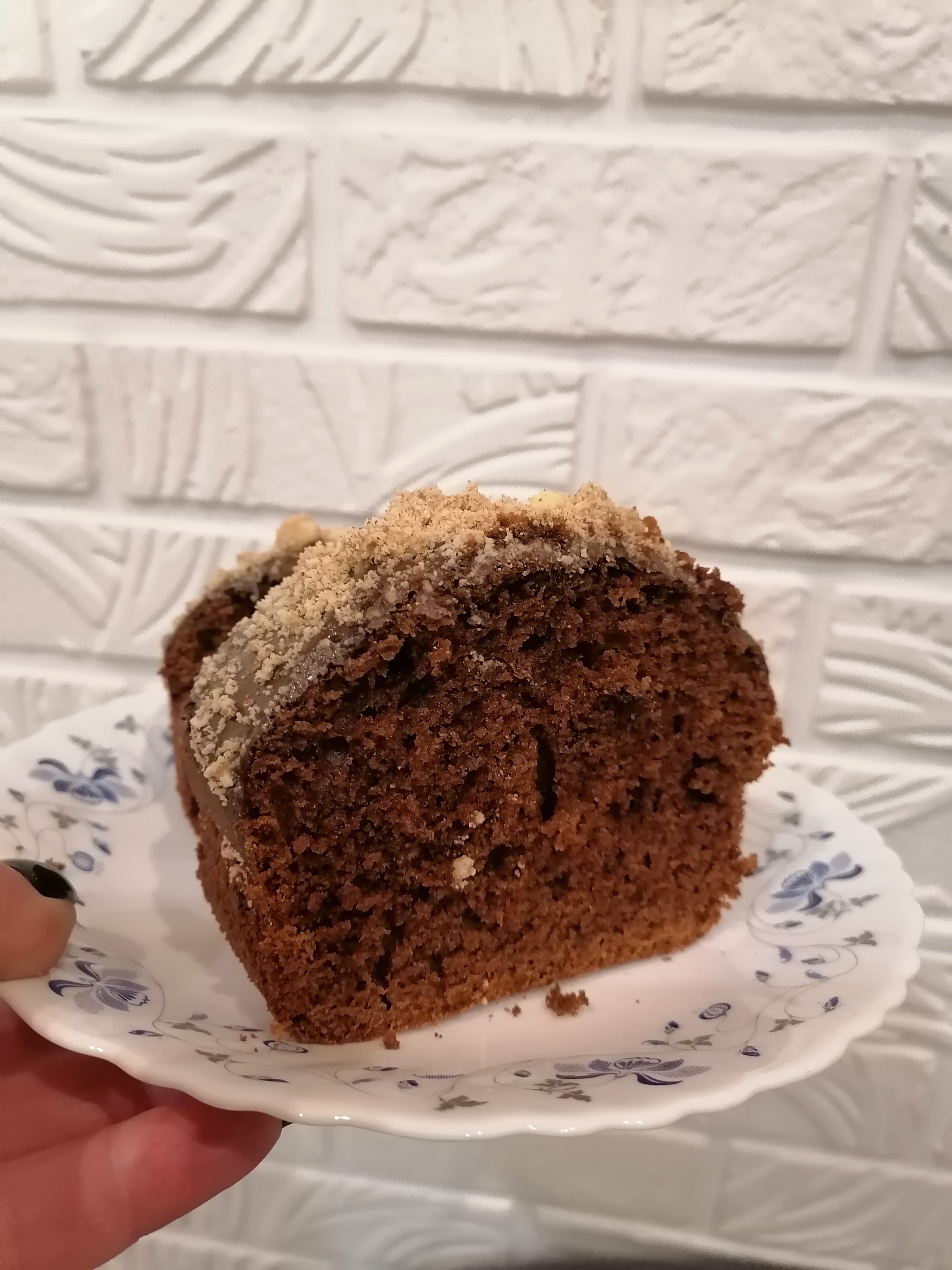Шоколадный пирог с нутеллой и орешками 