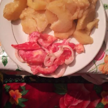 Тушёная картошка с салатом из помидор