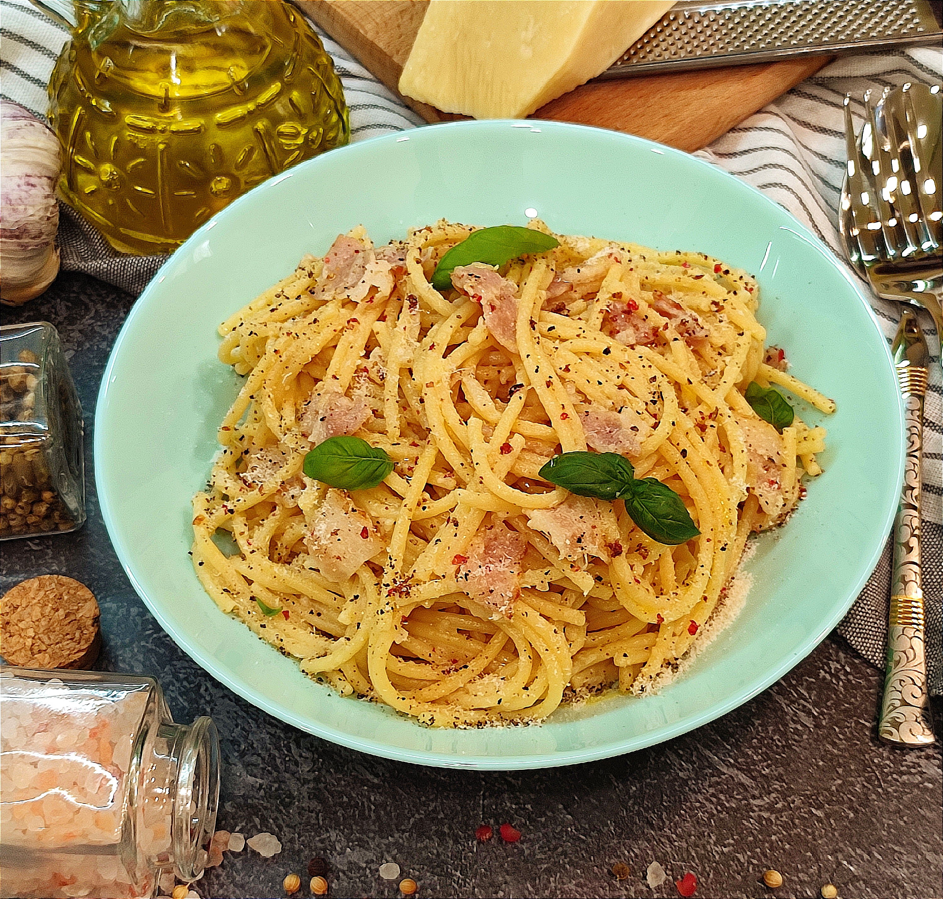 Спагетти с беконом в сырном соусе
