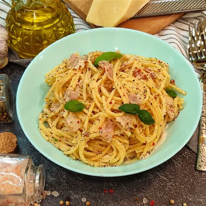 Спагетти с беконом в сырном соусе