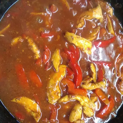 Курица в томатном соусе с болгарским перцем