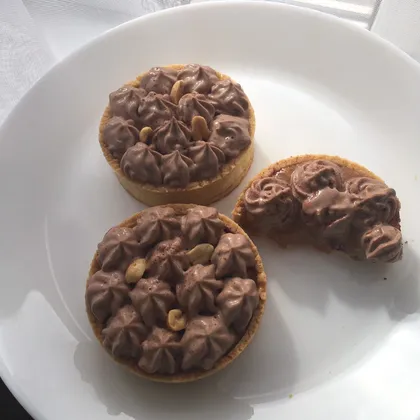 Тарт из песочного теста с карамелью и вишнёво-шоколадным ганашем