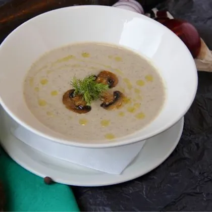 Сливочно-грибной суп с копчёностями