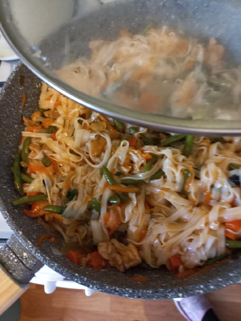 Рисовая лапша с овощами и курицей без глютена