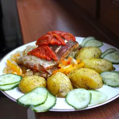 Семга, запеченная с овощами