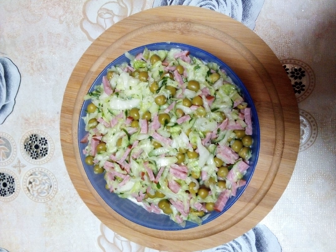 Салат с пекинской капустой, колбасой, огурцами и морковью