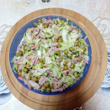 Салат из белокочанной капусты с колбасой и горошком