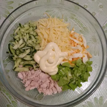 Салат с огурцом, курицей и сыром