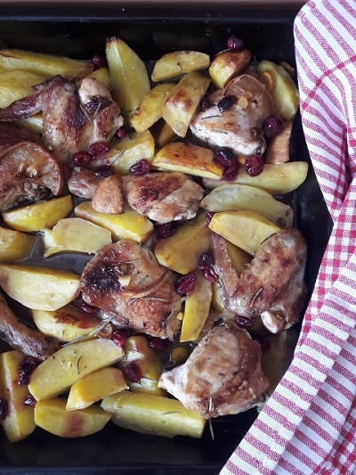 Курица с клюквой и овощами