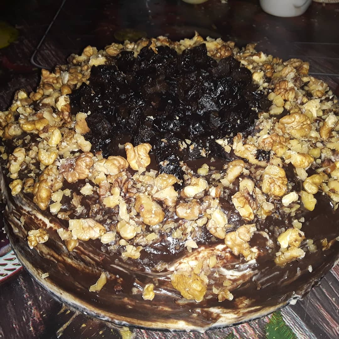 Торт со сметанным кремом, орехами и черносливом