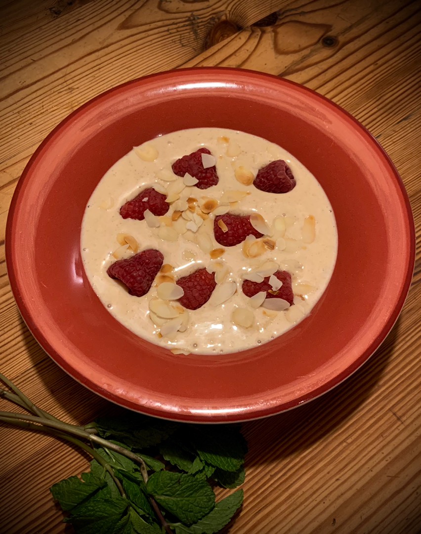Миндальный суп - десерт с малиной (Sopa de Almendras con Frambuesos)