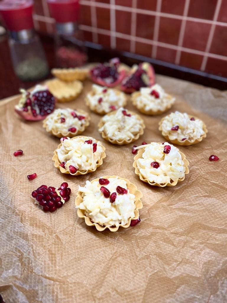 Салат из сыра с ананасом