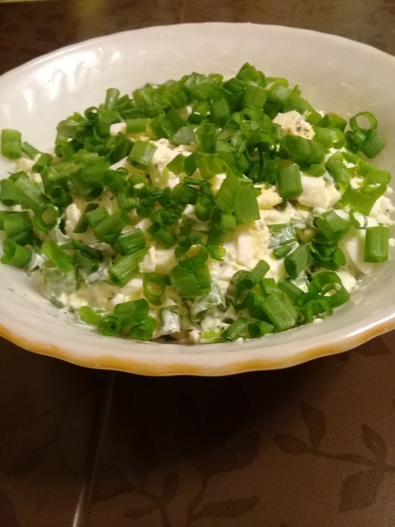 Салат из зеленого лука с солеными огурцами