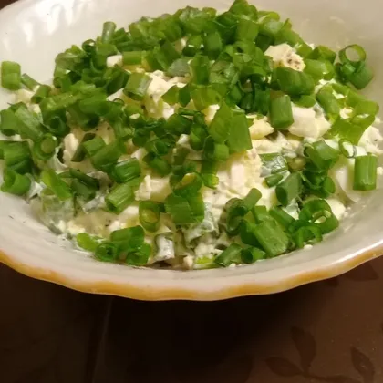 Салат с зеленым луком и яйцами