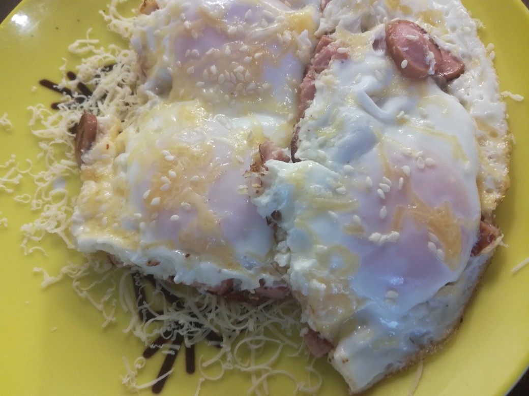 Яичница мясная на сырной шубе с кунжутом и аджикой